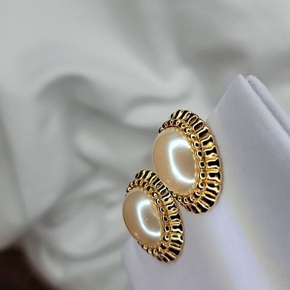 Vintage Faux Pearl Gold tone Monet Clip on earrings - Picture 12 of 16